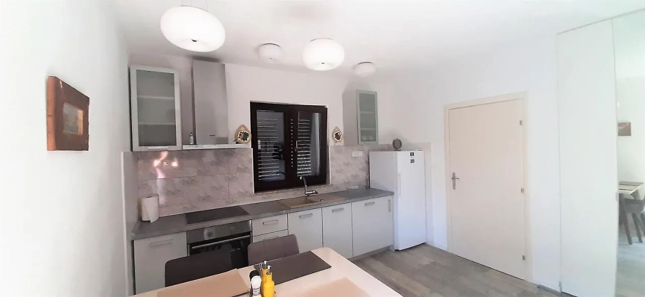 Apartments Figos トロギール