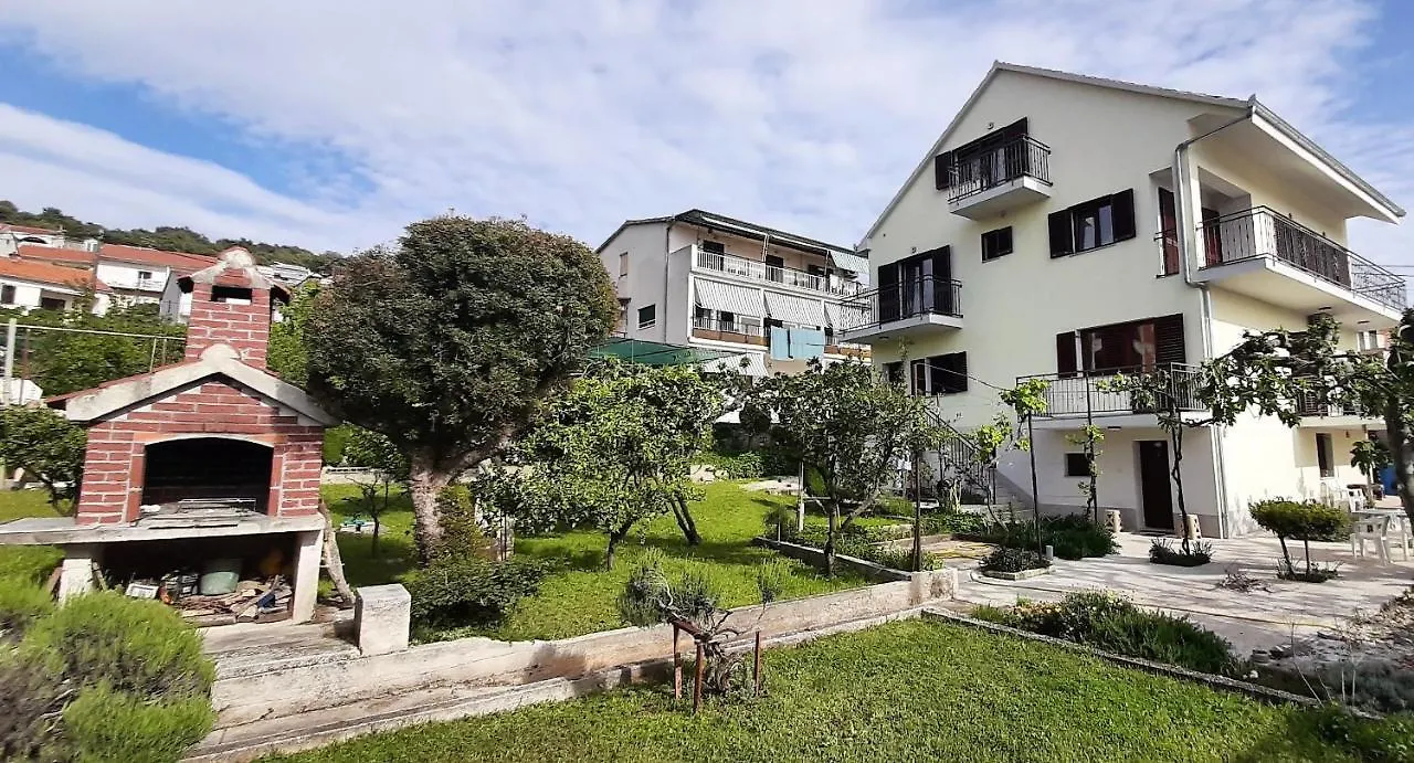 Apartments Figos トロギール 0*,