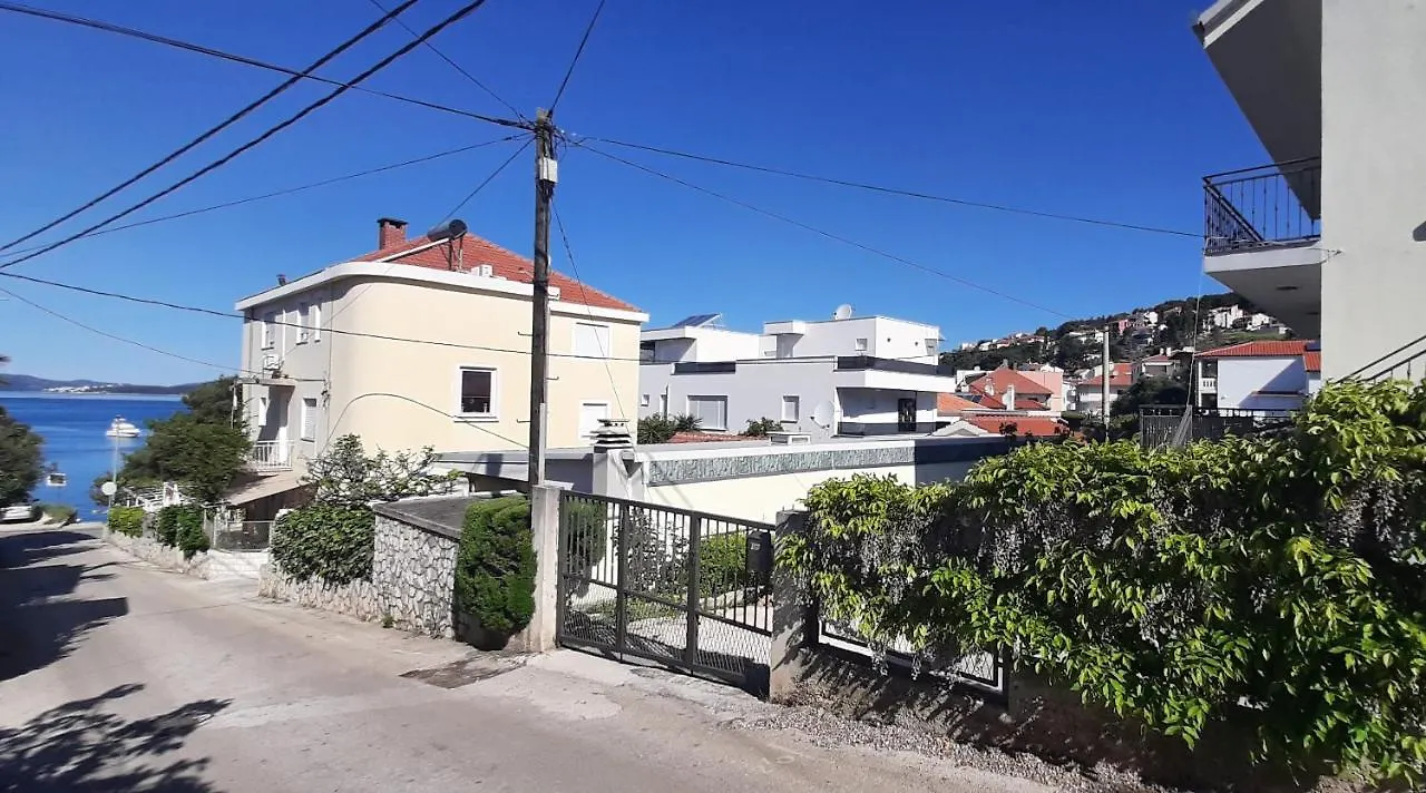 Apartments Figos トロギール